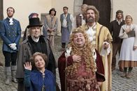 Dornröschen – Überglücklich schauen Dornröschens Eltern die Königin (ChrisTine Urspruch) und der König (Dirk Bach) sowie sein Hofmarschall (Erich Schleyer, r.) und Professor Prätorius (Fanz-Joseph Dieken, l.) zu Dornröschen und dem Prinzen auf.