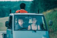 Sommer auf drei Rädern – Als Kim (Emma Floßmann) Flake (Jakob Schmidt, li.) dazu überredet zum Bodensee zu fahren, lässt sich Philipp (Daniel Rodic, hi.), der alles mitgehört hat, die Chance auf einen Roadtrip nicht entgehen und drängt sich den beiden auf.