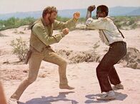 Mit eisernen Fäusten – Bass (Burt Lancaster, links) und Lee (Ossie Davis, rechts) kämpfen, während die Indianer die Scalpjäger bekämpfen.