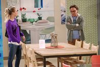 The Big Bang Theory – Die Clique ist dafür, einen Esstisch in Sheldons und Leonards (Johnny Galecki, r.) Wohnung aufzustellen. Natürlich stellt sich Sheldon quer, da er jede Art von Veränderung hasst. Doch Penny (Kaley Cuoco, l.) will, dass Leonard sich durchsetzt, und beharrt auf dem neuen Möbelstück ...