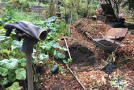 Ein Tag – Die Pflege des Bodens spielt eine besondere Rolle in der Permakultur. Der Boden gilt als "Magen" der Vegetation. Entsprechend viel Aufmerksamkeit bekommt der Kompost. Hier entsteht das "Gold des Gärtners".