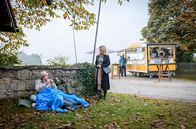 Sturm der Liebe – Yvonne (Tanja Lanäus, r.) erkennt bestürzt, dass Caspar (Andreas Hagl, l.) im Zelt lebt.