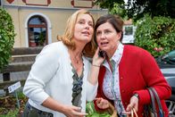 Die Rosenheim-Cops – Hilde Stadler (Isabel Mergl, r.) möchte ihren Mann Anton mit Maries (Karin Thaler, l.) Hilfe zu ihrem Jahrestag verwöhnen. Ob die Überraschung gelingt?