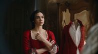 Mozart/Mozart – Maria Anna Mozart (Havana Joy) neben dem Kostüm der Mozart Persona.