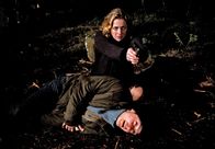 Die Rache des Tanzlehrers – Veronica Molin (Lia Boysen) bedroht den Polizisten Stefan Lindman (Jonas Karlsson).