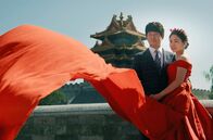 5 Elemente der Unendlichkeit – Rot, die Farbe des Glücks, der Freude und des Elements Feuer, ist die traditionelle Hochzeitsfarbe in China.