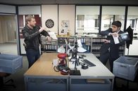 Der letzte Bulle – Als ein geschätzter Kripo-Kollege brutal ermordet aufgefunden wird, geraten Mick (Henning Baum, l.), Andreas (Maximilian Grill, r.) und die gesamte Abteilung in den Verdacht, damit etwas zu tun zu haben.