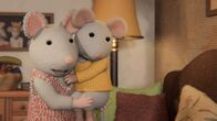Sam & Julia im Mäusehaus – Julia (l.) will Sam dazu überreden, gemeinsam mit Sams kleinem Bruder Ben (r.) Verstecken zu spielen.