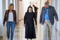 Die Rosenheim-Cops – Schwester Elisabeth (Gabriele Dossi, M.) schildert den Kommissaren Stadler (Dieter Fischer) und Winter (Vanessa Eckart, l.), wie sie das Opfer gefunden hat.