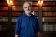 Terra X: Faszination Universum – Das Wissen, das einmal kilometerlange Regale einnahm, ist heute von jedem PC nur einen Klick entfernt. Wie soll man da den Überblick behalten? Prof. Harald Lesch steht in der Bibliothek von Schloss Jetzendorf, Oberbayern.