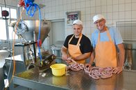 Zu Tisch ... – Florian Clarenbach und Uwe Thielecke beim Wurst machen