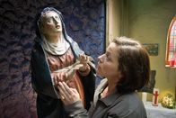 Das Wunder von Merching – Kathi (Jule Ronstedt) bemerkt, dass die Marienstatue zu weinen scheint. Ist das ein Wunder?