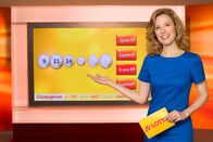 Lotto am Samstag – Lottofee Franziska Reichenbacher vor dem Lotto-Touchscreen.