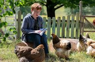 Tiere bis unters Dach – Tadeo (Kajetan Filip Simon) hält Wache bei seinem Lieblingshuhn Allekto. Ein wilder Hund hat schon ein anderes Huhn gerissen.
