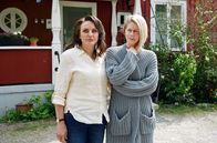 Mord im Mittsommer – Anna-Maria (Anna Wallander, li.) beherbergt Minna (Hanna Alström, re.) in ihrem Frauenhaus.