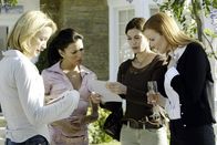 Desperate Housewives – Am Tag nach der Beerdigung, als Lynette (Felicity Huffman, l.), Gabrielle (Eva Longoria, 2.v.l.), Susan (Teri Hatcher, 2.v.r.) und Bree (Marcia Cross, r.) die Kleider von Mary Alice zusammenpacken, entdecken sie einen Brief, den sie an ihrem Todestag erhalten haben muss: eine Drohung ...