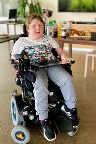 Mona mittendrin – Mona mittendrin Bei jungen, todkranken Männern Der 16-jährige Bryan Bischof lebt in der Wohngruppe für Jugendliche und geht in der Mathilde Escher Stiftung zur Schule. Nächstes Jahr wird er hier eine Lehre als Mediamatiker beginnen. 2022