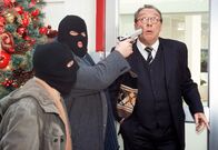 Ein Sack voll Geld – re.: Stefan Staudinger (Jaecki Schwarz)