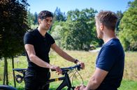Sturm der Liebe – Max (Stefan Hartmann, r.) macht Leander (Marcel Zuschlag, l.) ein spontanes Angebot.