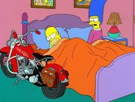 Die Simpsons – Marge ist empört, weil Homer seine Harley mit ins Schlafzimmer gebracht hat.