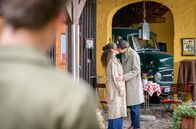 Sturm der Liebe – Vincent (Martin Walde, l. hinten) ist schockiert, als er sieht, wie Ana (Soluna-Delta Kokol, l. vorne) und Philipp (Robin Schick, r. vorne) sich küssen.
