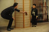 How I Met Your Mother – Marshall (Jason Segel, l.) bereitet sich auf eine Ohrfeige vor, die er Barney verpassen will und bekommt ganz besondere Unterstützung von einem kleinen chinesischen Jungen (Dat Pham, r.) ...