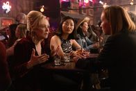 Hacks – Deborah (Jean Smart, l.), Kiki (Poppy Liu, M.), Ava (Hannah Einbinder, r.) und deren Mutter, die ihr einen Überraschungsbesuch abstattet, beschließen den Abend gemeinsam in einer Bar zu verbringen. Doch plötzlich kippt die entspannte Stimmung.