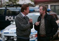 Mankells Wallander – Kommissar Wallander (Krister Henriksson, links) bespricht sich mit seinem Kollegen Martinsson (Douglas Johansson).