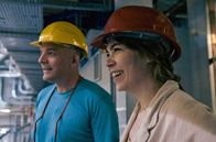 Unhappy – Endlos saubere Energie? Friedemann Herold zeigt Ronja von Rönne die Kernfusionsanlage in Greifswald.