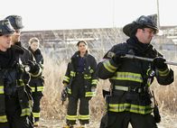 Chicago Fire – Die Rettungskräfte werden mit einem schrecklichen Fund konfrontiert: Charlie Barnett als Peter Mills, David Eigenberg als Christopher Herman, Jesse Spencer als Matthew Casey, Lauren German als Leslie Shay, Monica Raymund als Gabrielle Dawson, Taylor Kinney als Kelly Severide