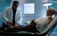 In aller Freundschaft – Heinrich Fuchs (Peter Lerchbaumer, re.) kommt mit einer ausgerenkten Schulter nach einem Sturz in die Sachsenklinik. Hans-Peter Brenner (Michael Trischan, li.) bemerkt die Angst des alleinstehenden Heinrich und bittet ihn offen zu sprechen. Heinrich Fuchs hat Angst, an Multipler Sklerose zu leiden.