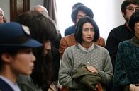 Das Haus am Hang – Banges Warten auf das Urteil: Wird Risakos (Ko Shibasaki, 2.v.r.) flammendes Plädoyer für die Angeklagte (Miki Mizuno, 2.v.l.) das Strafmaß abmildern können?