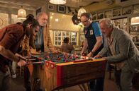 Rückkehr nach Rimini – Wie früher: Helmut (Karl Fischer, 2.), Peter (Reiner Bock) und Edgar (Bernhard Schütz, re.) spielen mit einem anderen Gast Tischkicker.