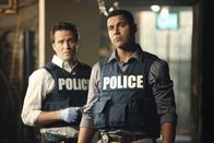 Castle – Und schon wieder ist Castle vor ihnen am Tatort eingetroffen: Javier Esposito (Jon Huertas, r.) und Kevin Ryan (Seamus Dever, l.) sind schon gespannt, welche Erklärung Castle diesmal hat ...