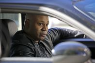 Navy CIS: L.A. – Versucht alles, um seinen Kollegen aus den Fängen der Geiselnehmer zu bekommen: Sam (LL Cool J) ...