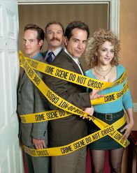 Monk – v.li.: Lt. Randall Disher (Jason Gray-Standford), Captain Leland Stottlemeyer (Ted Levine), Adrian Monk (Tony Shalhoub), Sharona Fleming (Bitty Schram)