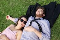 Plus One – Plus One Erschöpft von den vielen Hochzeiten: Maya Erskine als Alice, Jack Quaid als Ben