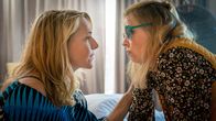 Praxis mit Meerblick – Nora (Tanja Wedhorn) ist da für ihre „kleine“ Schwester Franziska (Tina Amon Amonsen).