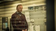 Stralsund – Karl Hidde (Alexander Held) hat zum Mordfall Kellermann seine eigene Theorie.