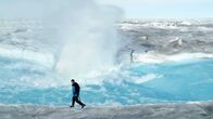 Terra X: Eisige Welten – Glaziologe Prof. Alun Hubbard beobachtet die Kraft des schmelzenden Gletscherwassers am Grönländischen Eisschild auch an sogenannten "Gletschermühlen", die das Wasser in die Eisdecke fräst.