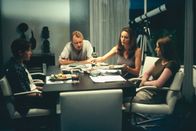 The Glass House – Ruby Baker (Leelee Sobieski, r.) und ihr kleiner Bruder Rhett (Trevor Morgan, l.) wohnen nun bei Erin (Diane Lane, 2.v.r.) und Terry Glass (Stellan Skarsgård, 2.v.l.). Ruby und Rhett vermissen nicht nur ihre Eltern, es fällt ihnen auch zunehmend schwerer, ihren Adoptiveltern zu vertrauen.
