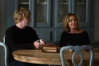 American Horror Story – Als Fiona (Jessica Lange, r.) Kyle (Evan Peters, l.) in Zoes Zimmer findet, entdeckt sie schnell, dass es sich nicht um einen normalen Jungen handelt ...
