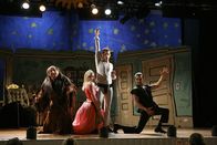 It's Always Sunny in Philadelphia – Auch, wenn Frank (Danny DeVito, l.), Dee (Kaitlin Olson, 2.v.l.), Dennis (Glenn Howerton , 2.v.r.) und Mac (Rob McElhenney, r.) von dem Musical nicht wirklich begeistert sind, würden sie Charlie nie im Stich lassen ...