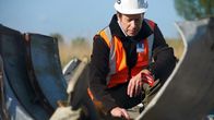 Mayday - Alarm im Cockpit – Schnallen Sie sich an und untersuchen Sie tragische Unfälle mit Geschichten über schreckliche Katastrophen in der Luft und unglaubliche Rettungen aus der ganzen Welt in Air Crash Investigation. Mit exklusiven Interviews mit Augenzeugen und detaillierten Nachstellungen folgt diese Serie den Experten, die herausfinden, was schief gelaufen ist und daran arbeiten, dass sich diese schrecklichen Tragödien nicht wiederholen.
