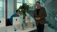Extraordinary – Psychologe George (Julian Barratt, r.) und seine Assistentin (Mona Goodwin, l.) werfen Jen aus der Superkraft-Klinik heraus. George meint, sie hätte sich daneben benommen und wäre ihm zu nah gekommen.