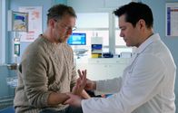 In aller Freundschaft – Hans Langer (Matthias Komm, li.) hat seit längerem Schmerzen in den Händen. Dr. Philipp Brentano (Thomas Koch, re.) diagnostiziert ein fortgeschrittenes Karpaltunnelsyndrom, welches operiert werden muss.
