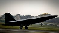 Air Warriors – Um von feindlichen Radarsystem nicht aufgespürt zu werden, ist die F-22 mit einer speziellen Beschichtung lackiert.