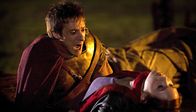 Doctor Who – Rory (Arthur Darvill) hält Amy Pond (Karen Gillan) in den Händen.