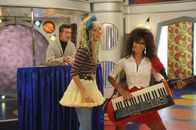 How I Met Your Mother – Rückblick in verrückte Zeiten: Robin (Cobie Smulders, M.), Jessica (Nicole Scherzinger, r.) und Alan Thicke (Alan Thicke, l.) ...