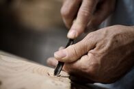 Fast vergessen – Hands of the craftsman carve a bas-relief with a gouge
